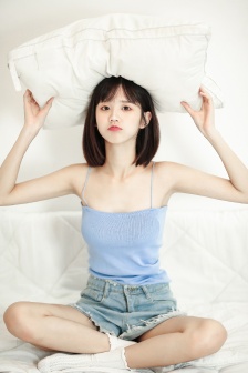 年轻饱满的瑜伽老师bd
